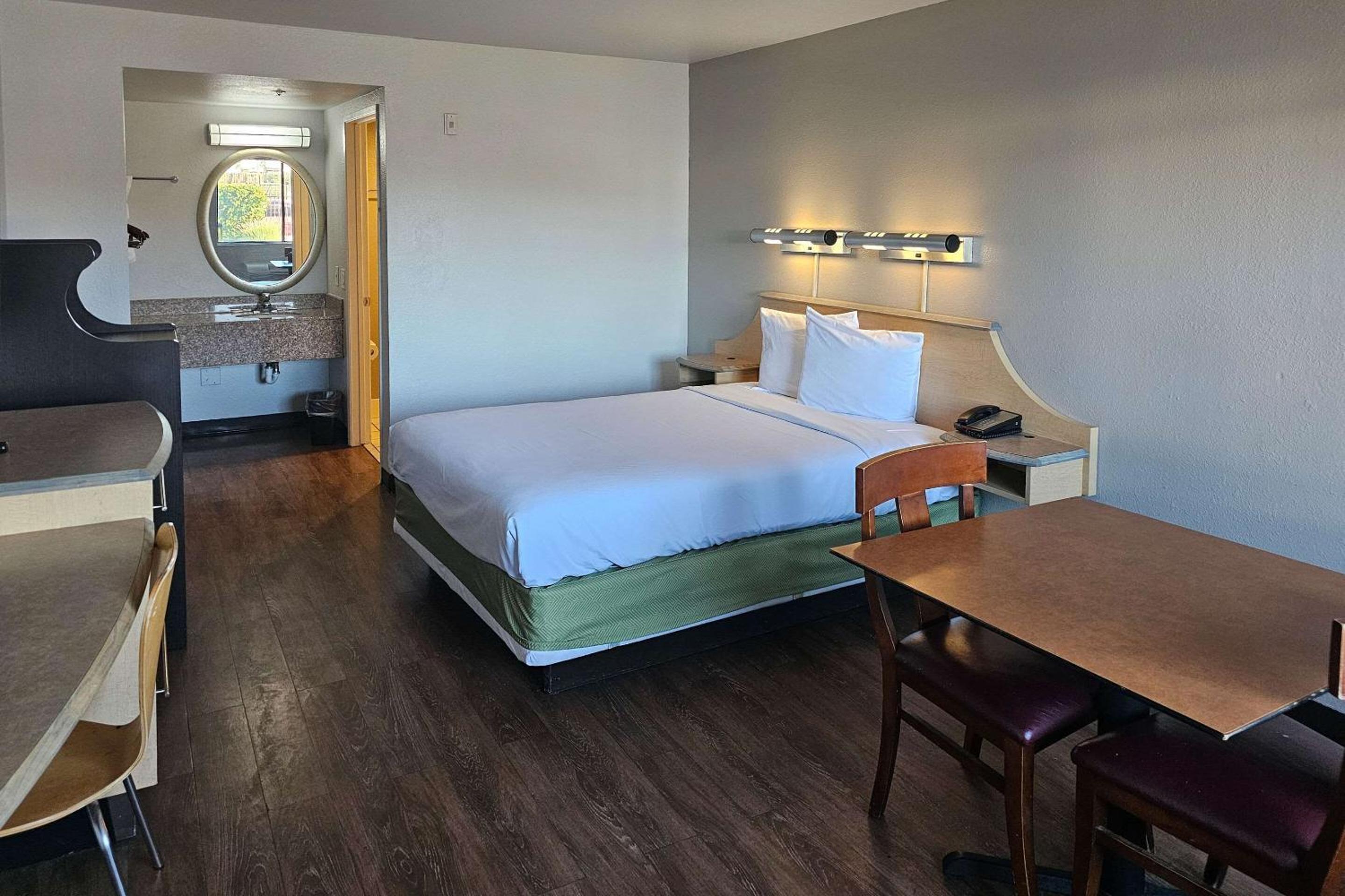Room, Queen Bed, Bathtub