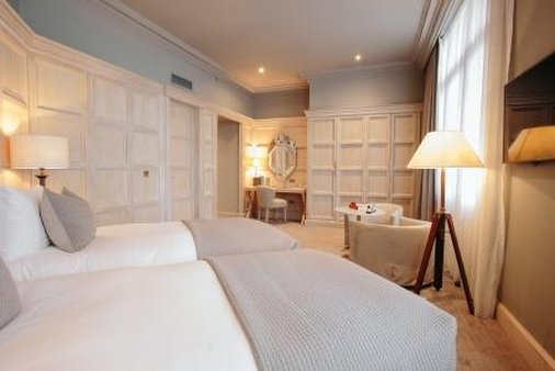 DIRECTOR, DOUBLE OR TWIN BED