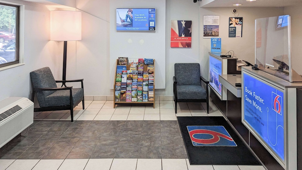 Motel6 Nashua, NH - North 42/58