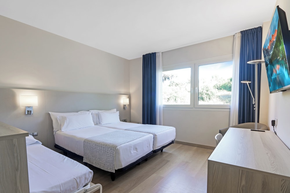 غرفة تنفيذية ثلاثية بسريرين منفصلين مع أريكة، Hotel Augusta Barcelona Valles 3/8