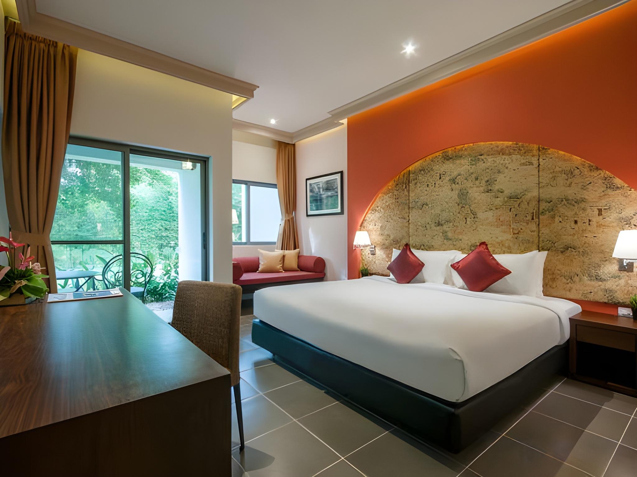 Junior Suite, King Bed, Sofa, Garden Wing
