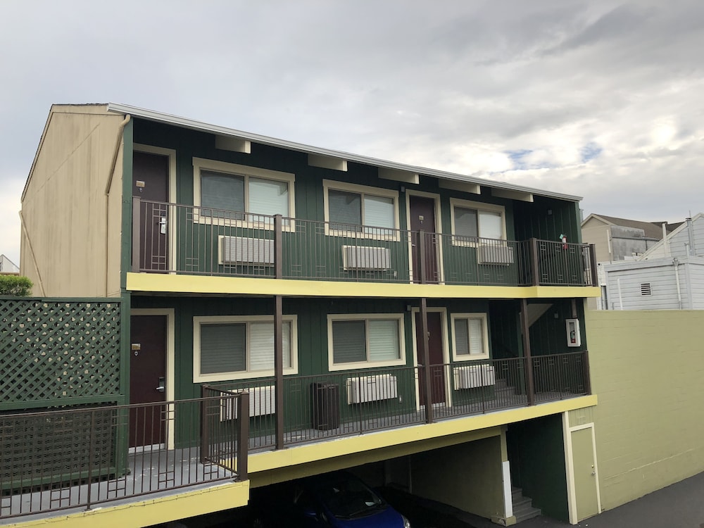 Lombard Plaza Motel 3/64