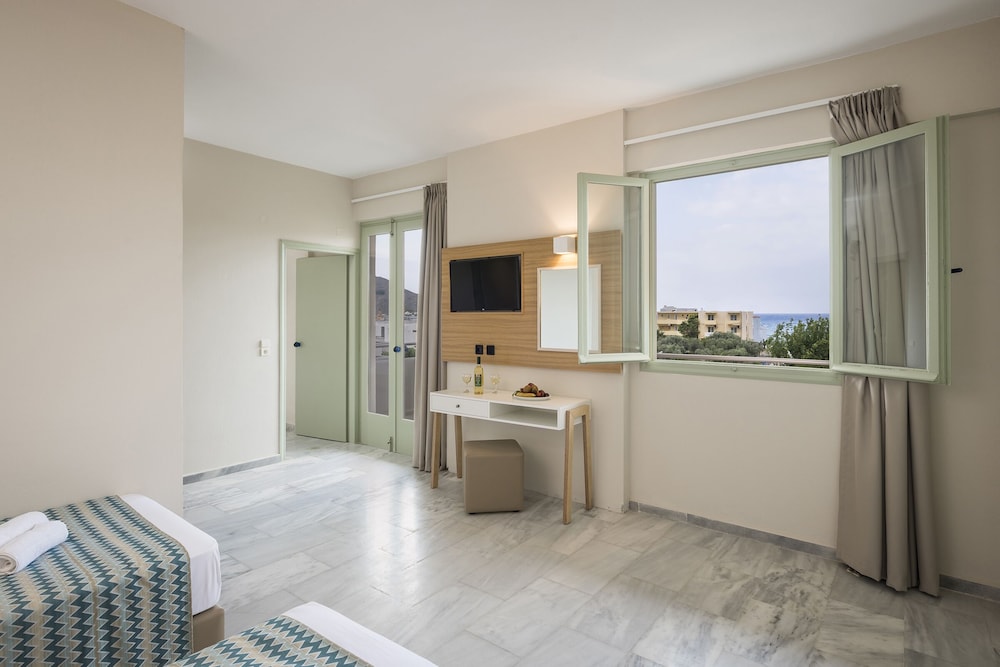 Summer Beach Hotel 33/42