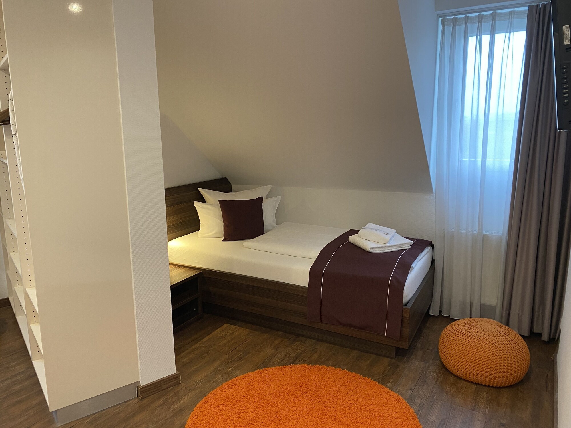 ROOM, SINGLE