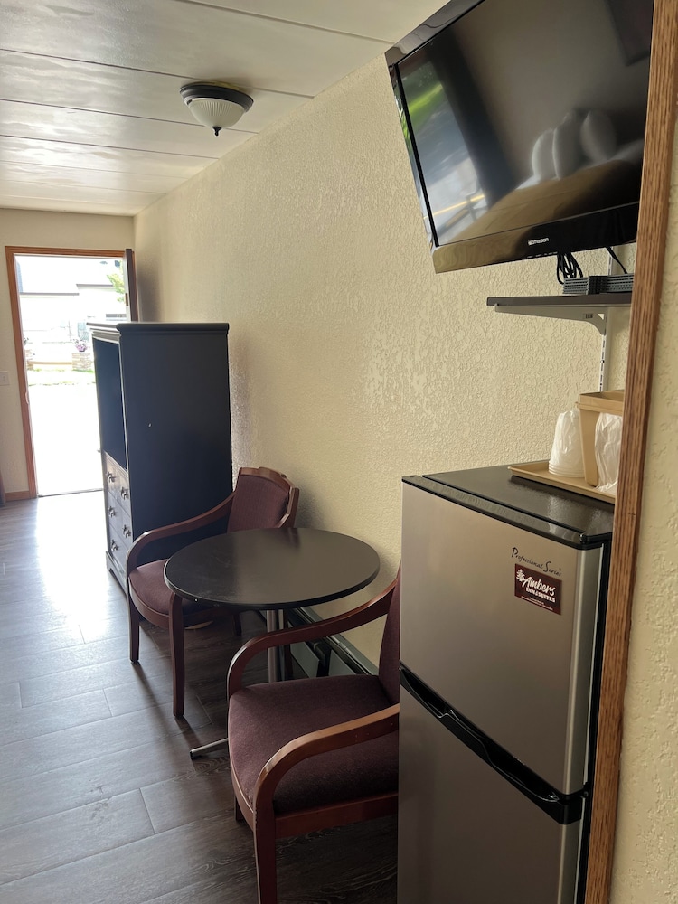 Amber s Inn & Suites 57/71