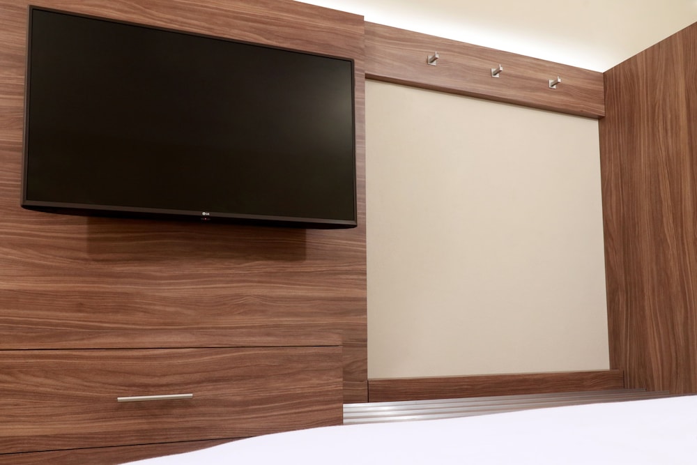 Holiday Inn Express Guadalajara Aeropuerto an IHG Hotel 33/58
