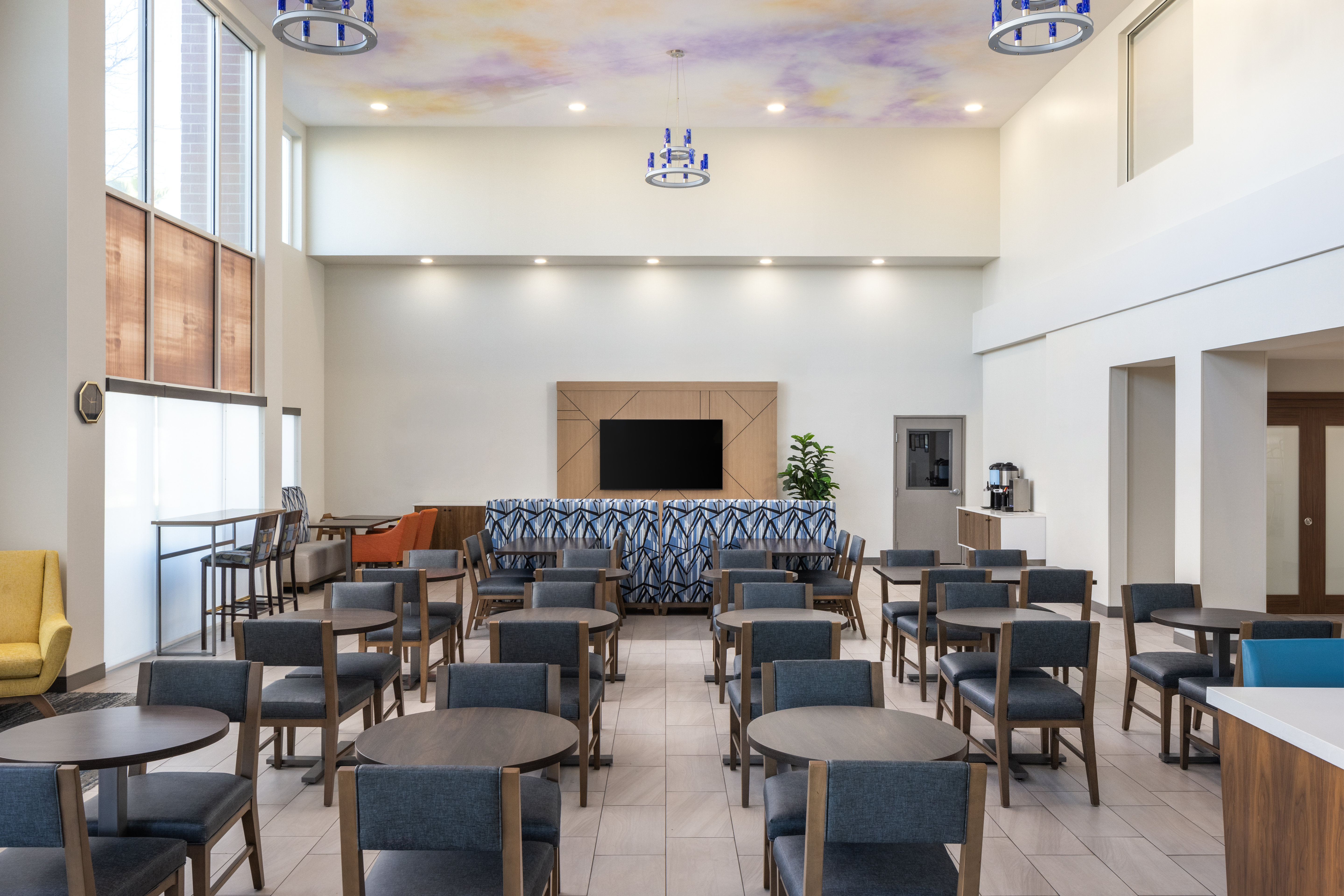 Holiday Inn Express Hotel Suites Sacramento Ne C 70/75