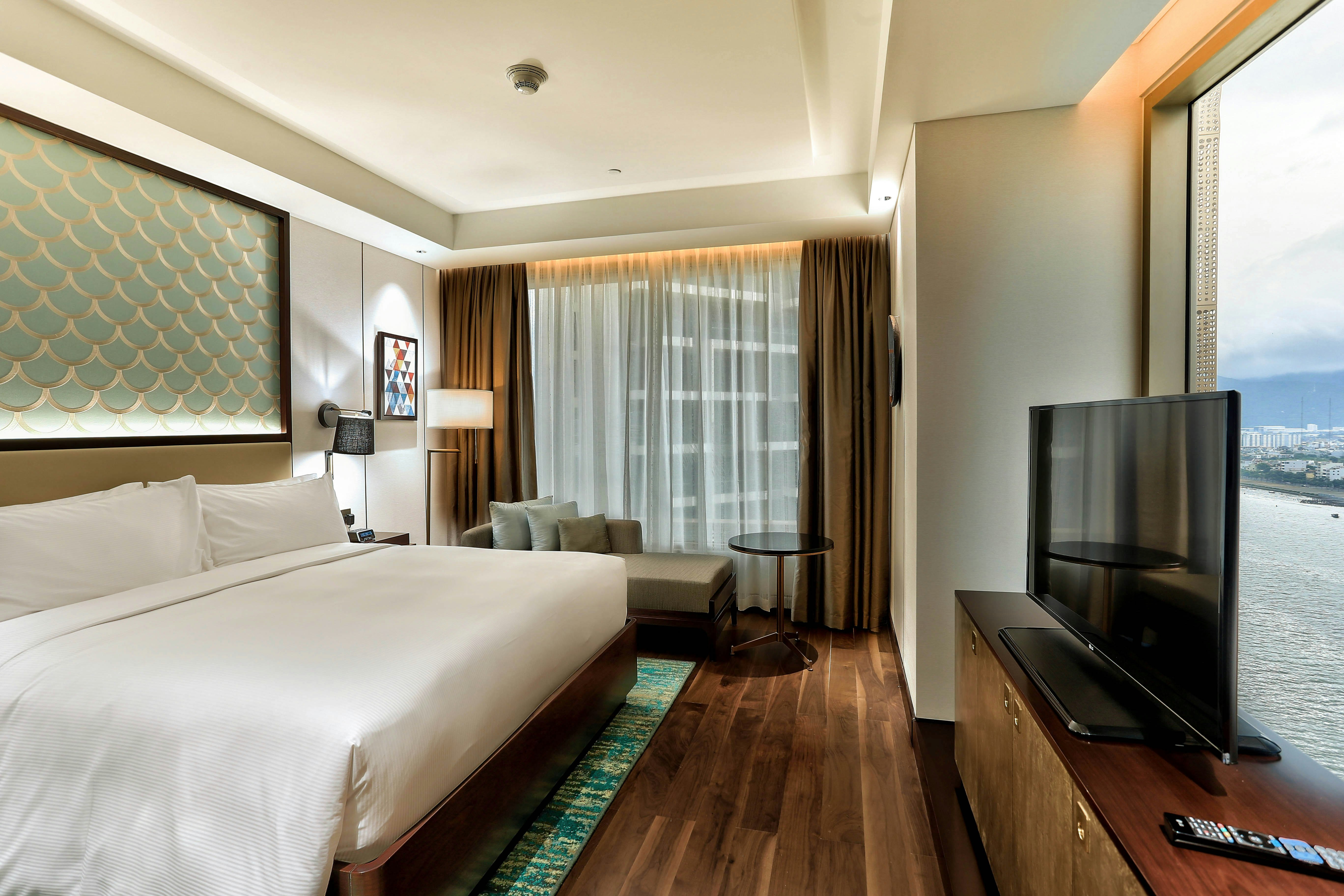 1 BEDROOM, SUITE, KING BED, RIVER VIEW
