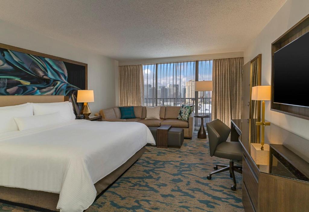 Room, King Bed, Sofa, High Floor, Concierge Level
