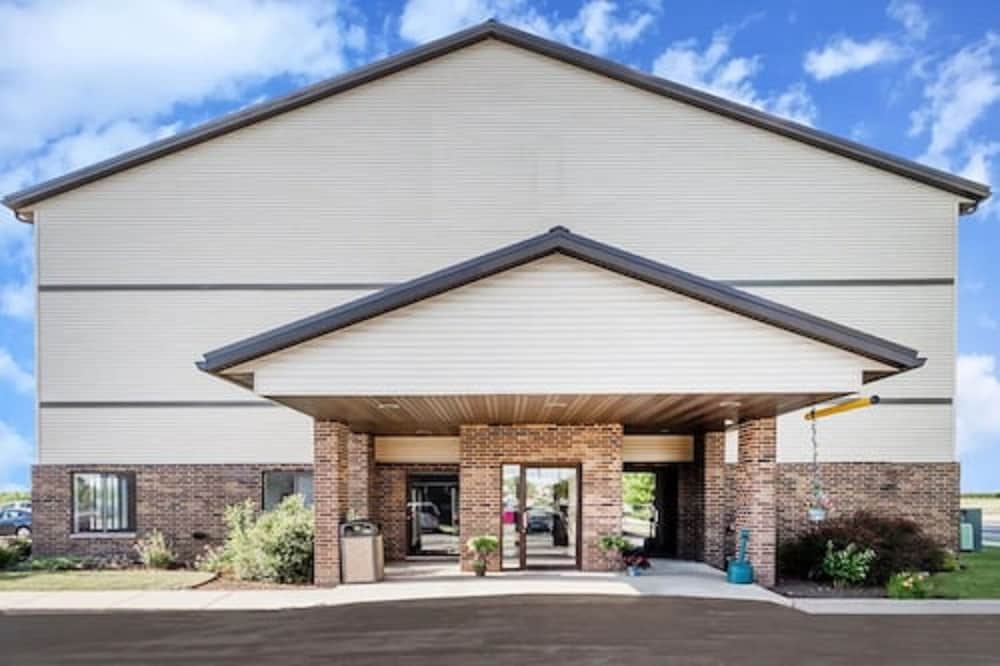 AmericInn by Wyndham Columbus Wisconsin 2/38