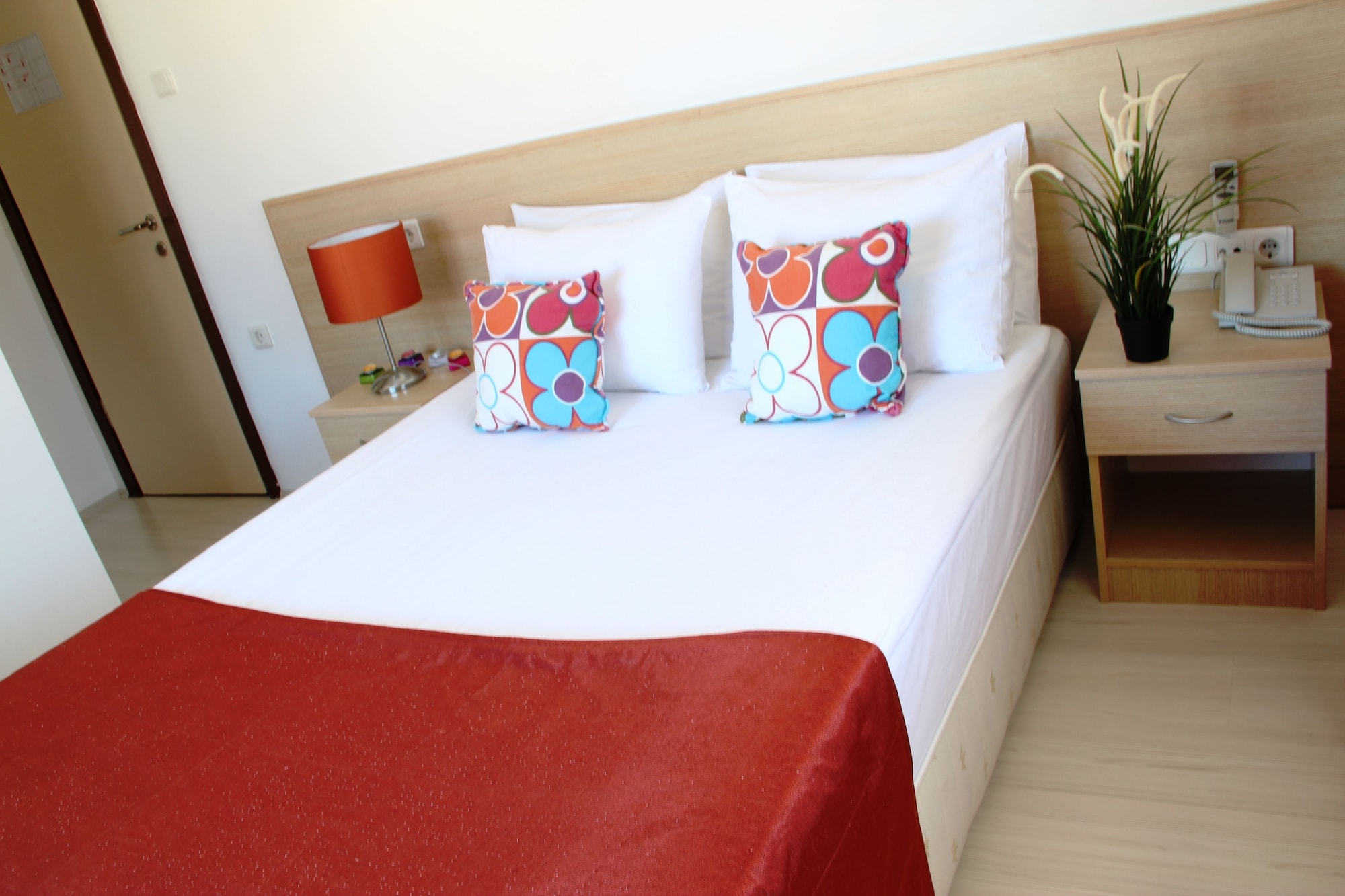 STANDARD, SINGLE, CITY VIEW, CORNER