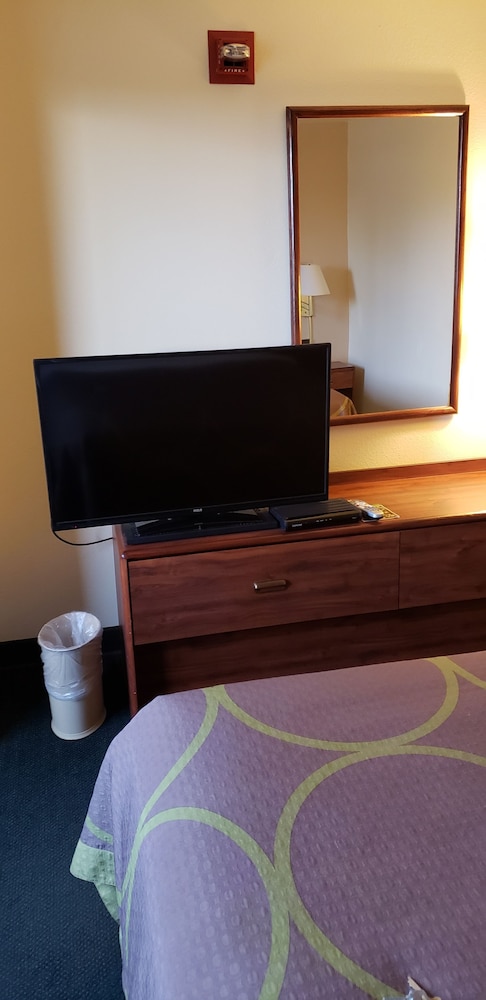 Super 8 by Wyndham Windsor 15/29