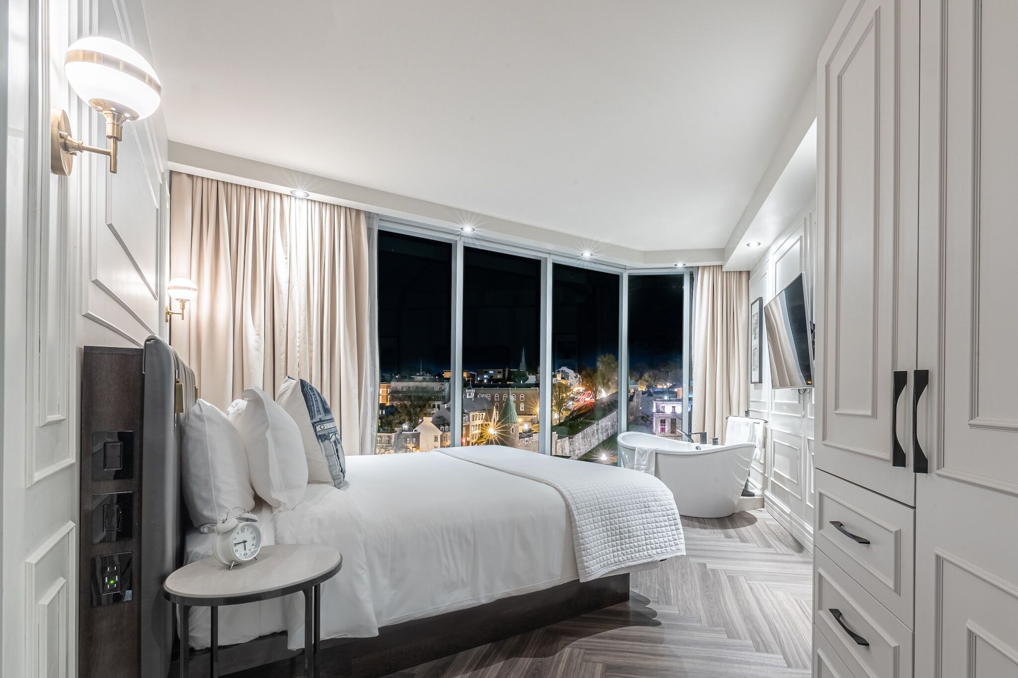 Suite, King Bed, Old Queen Bed, City View