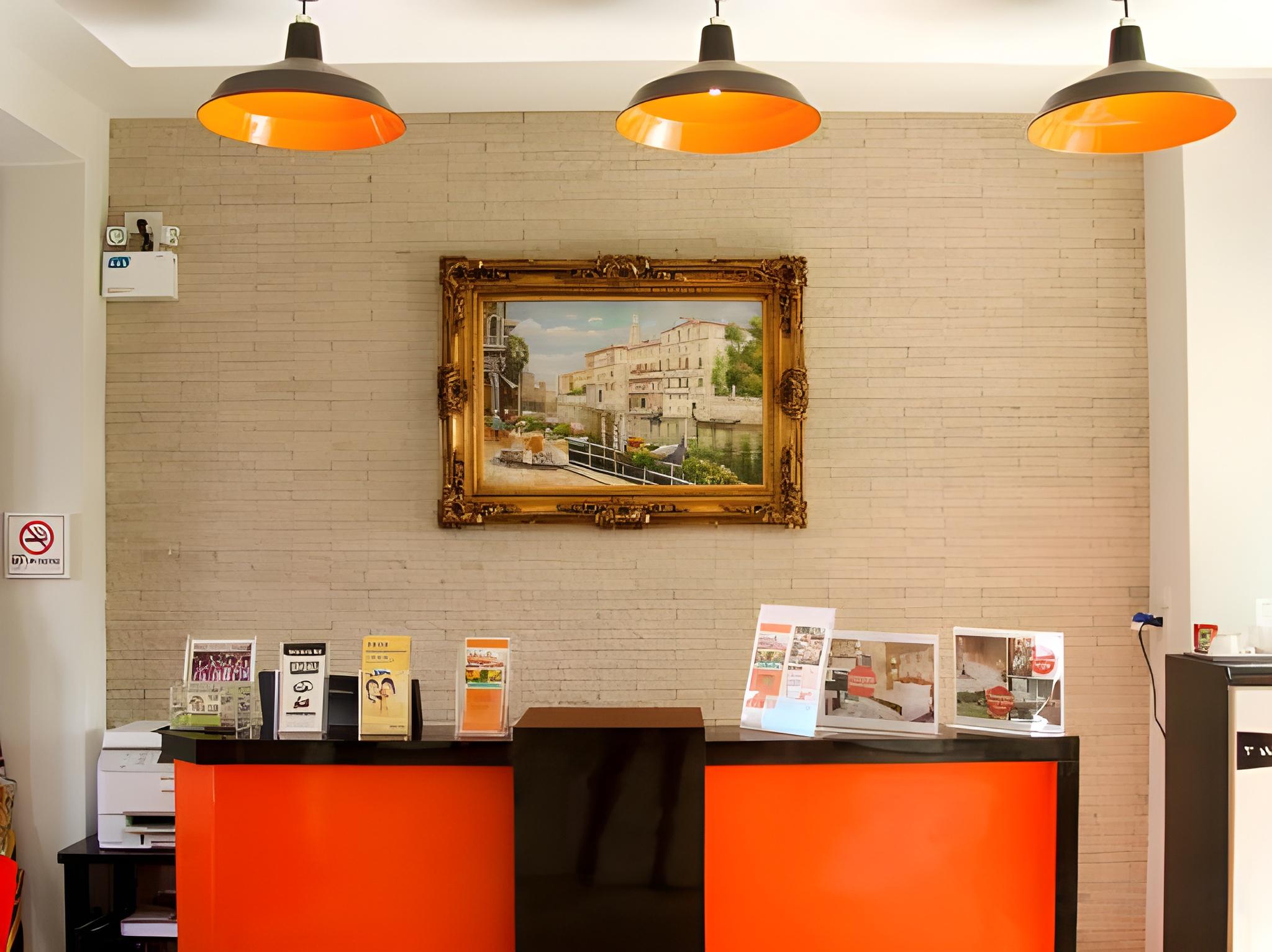 Thada Chateau Hotel 8/50