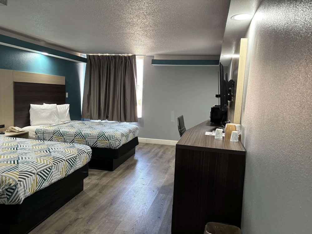 2 Queen Beds - Suite, Smoking, Micfridge