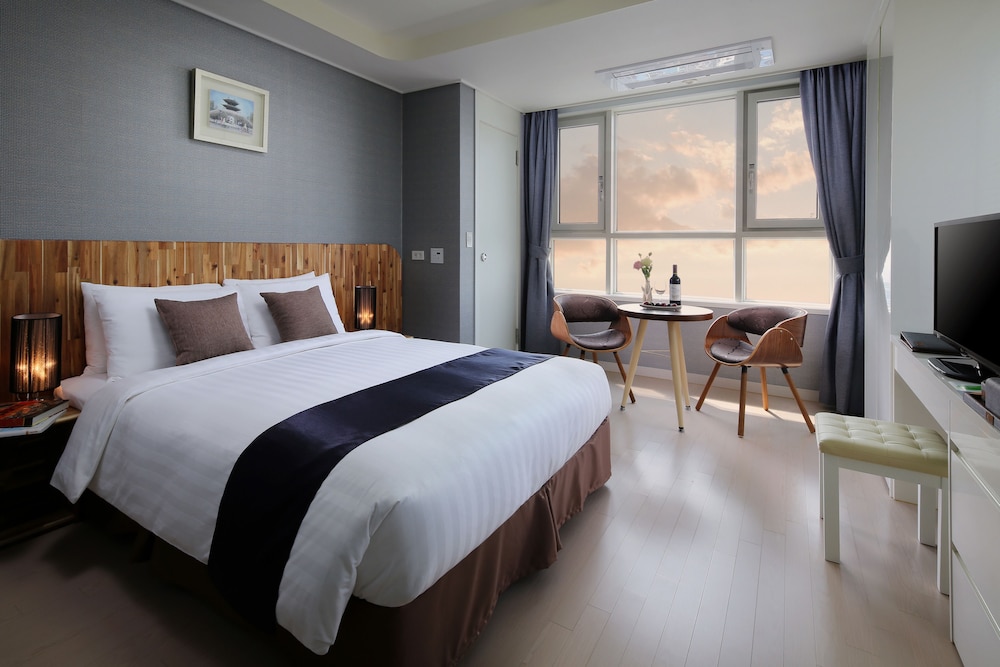 DELUXE, DOUBLE BED