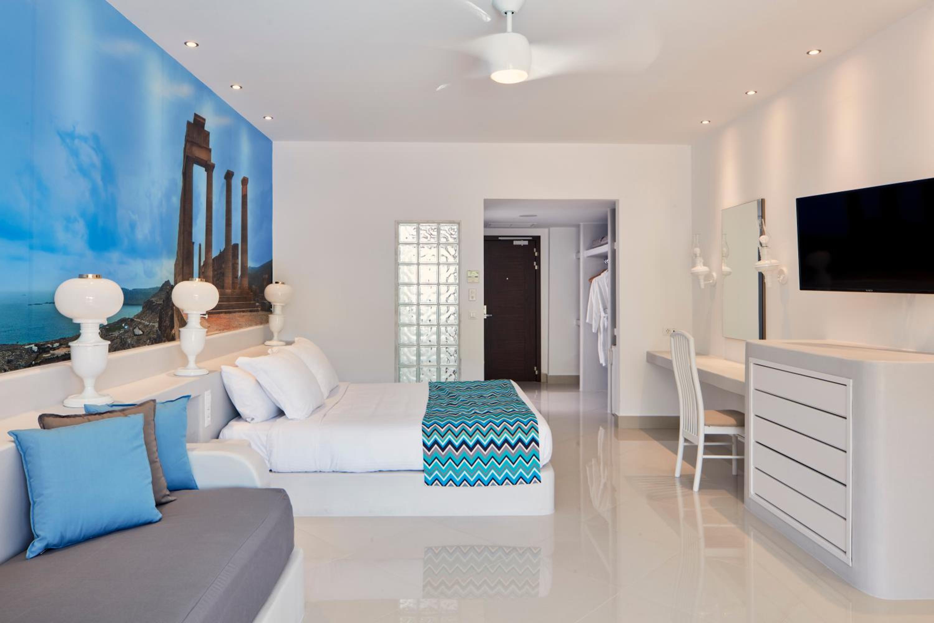 Room, Double Bed, Pool View, Shared Pool