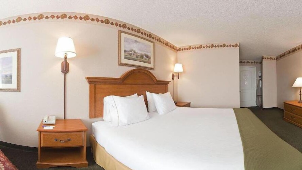 Holiday Inn Express Hotel Suites Winner 19/74