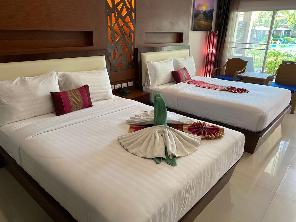 Family Suite, 2 Queen Beds, Pool View