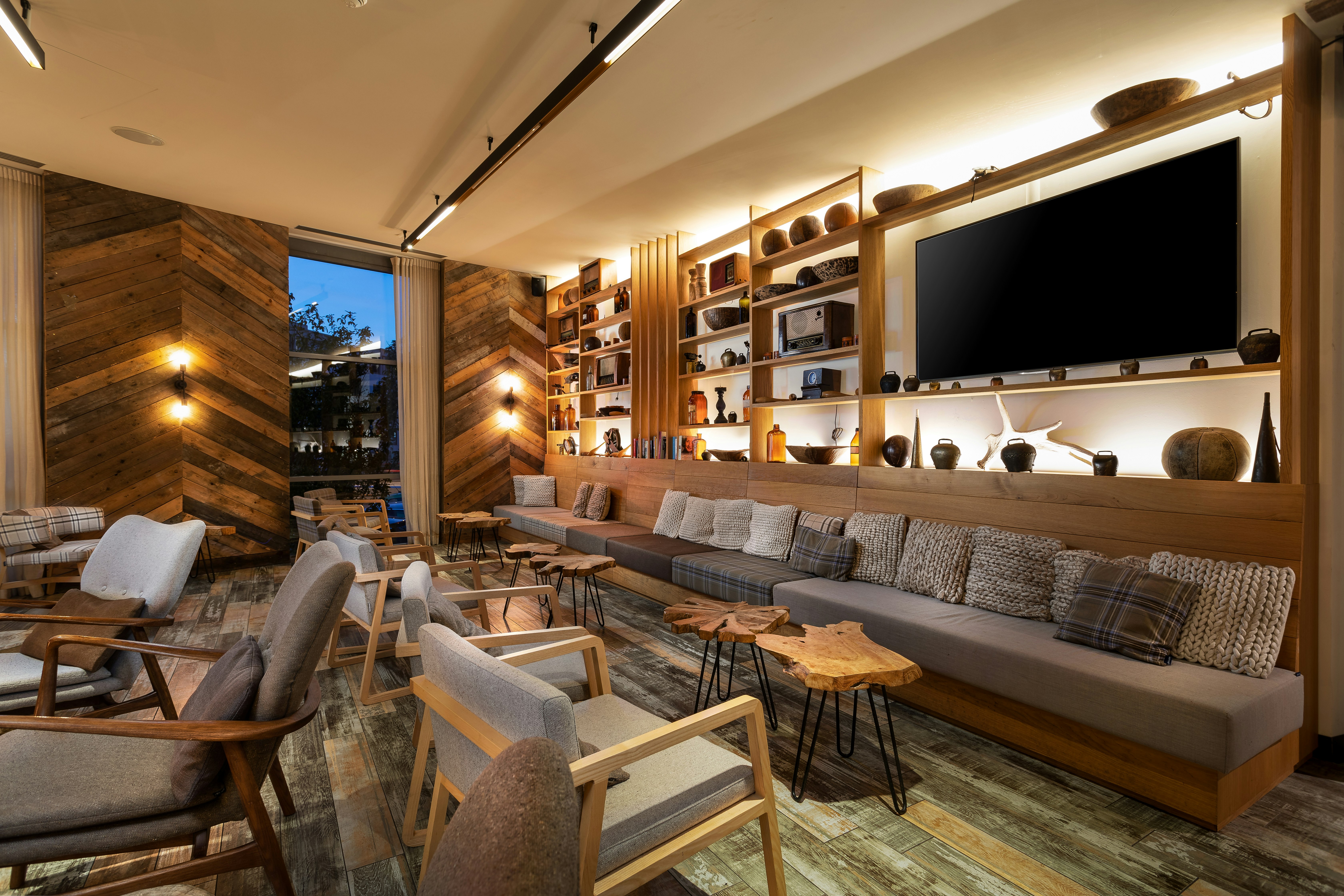 Urban Lodge Hotel 24/42