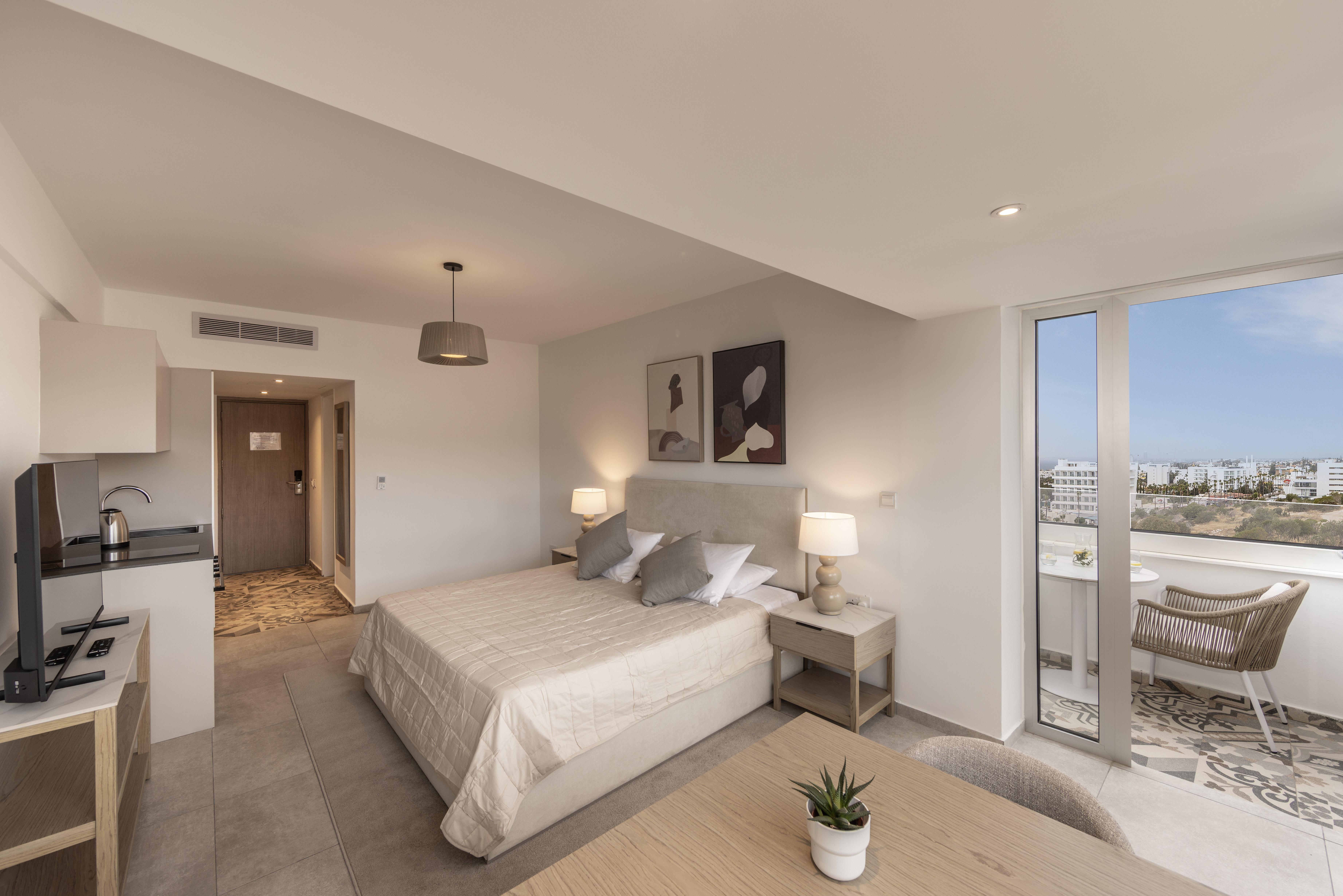 Superior, Inland View, Balcony