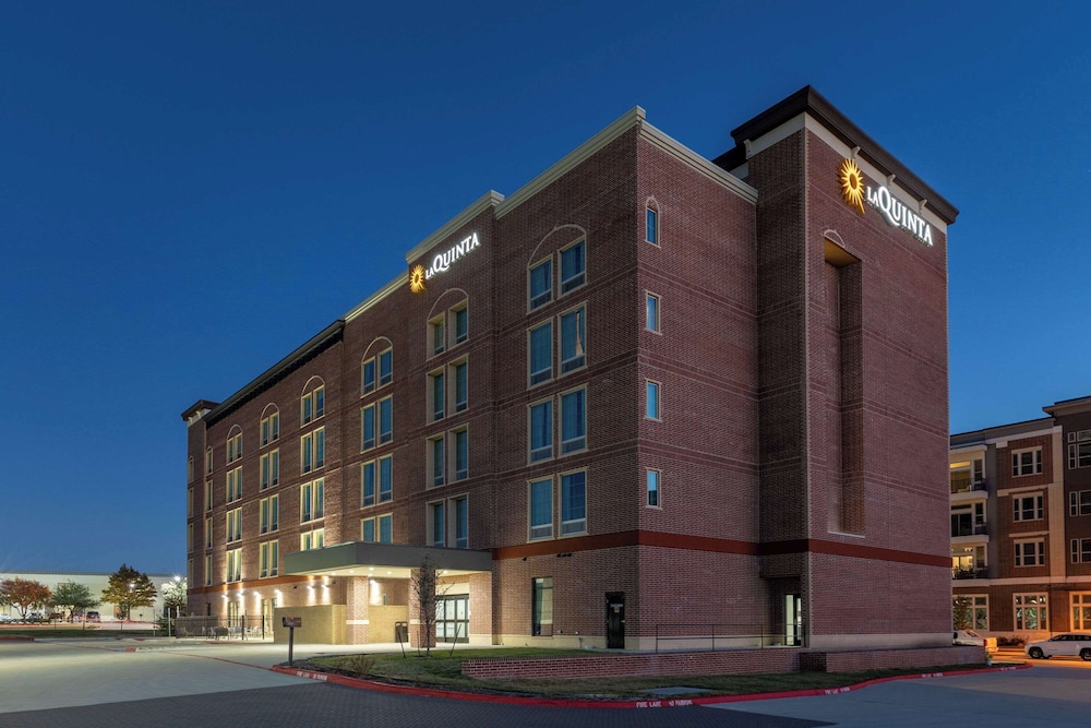 La Quinta Inn & Suites by Wyndham Frisco 35/39