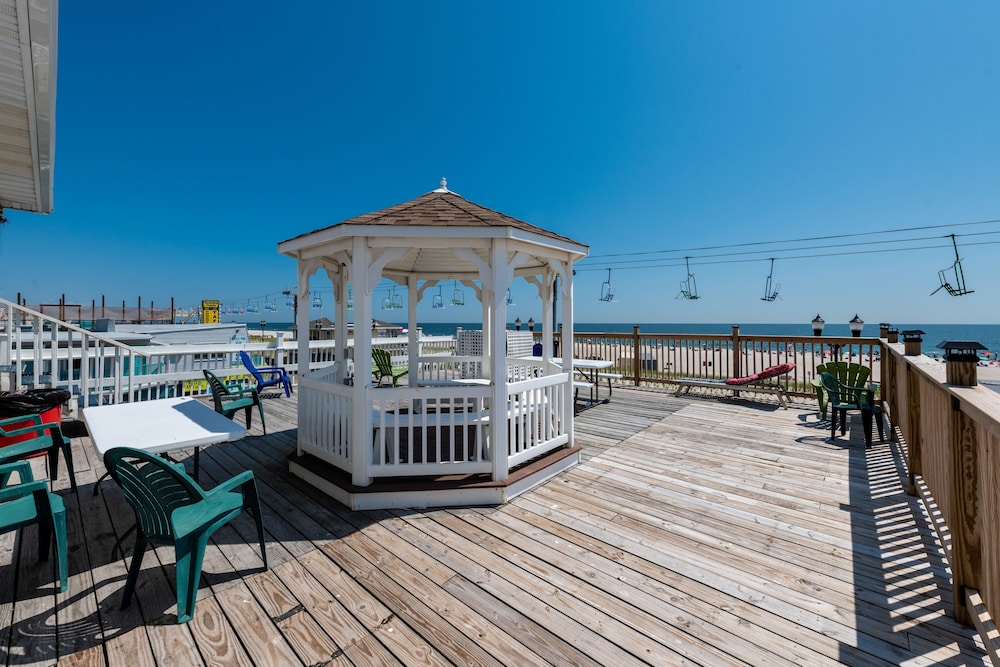 Boardwalk Hotel Charlee Beach House Rentals 27/50