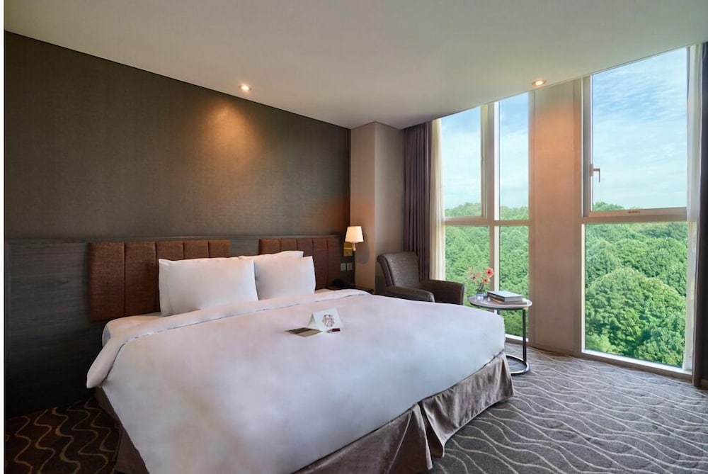 Hollywood, Double Bed, Forest View