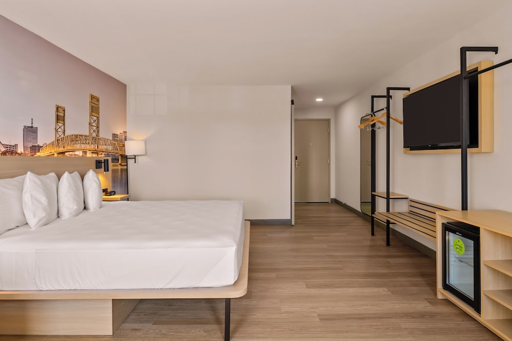STANDARD, KING BED, ACCESSIBLE