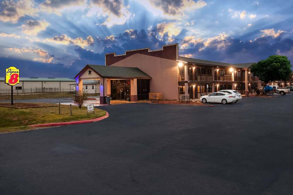 Super 8 by Wyndham Giddings 2/21