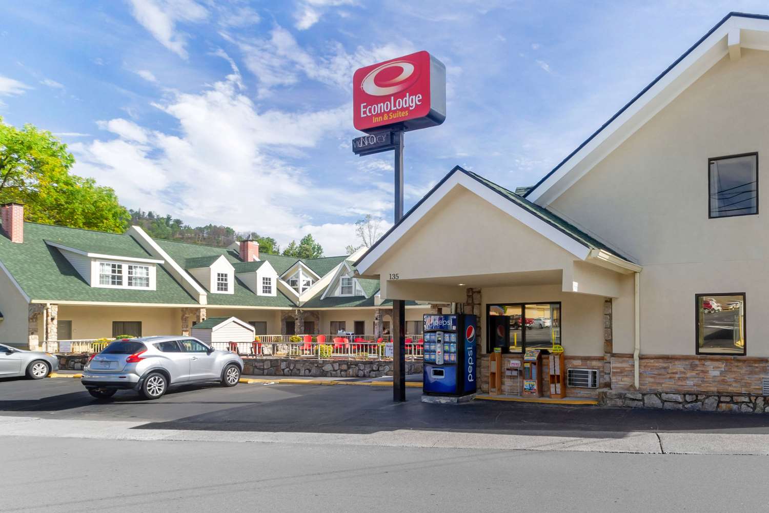 Econo Lodge Inn & Suites Gatlinburg at the Convention Center 13/23