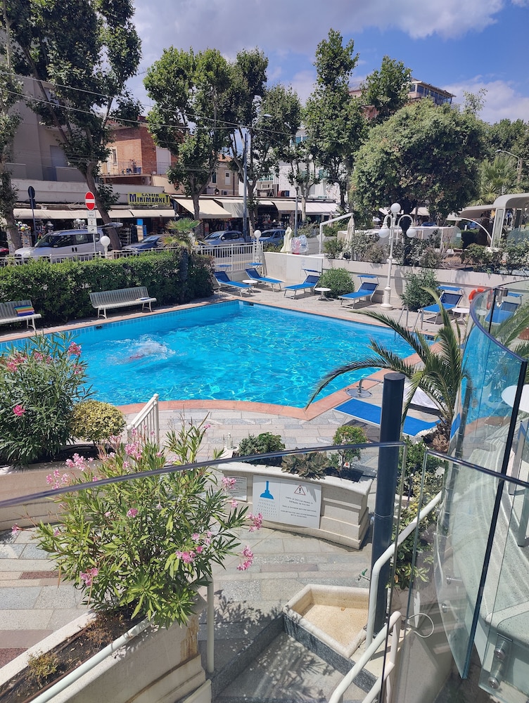 Hotel Ambassador 44/48