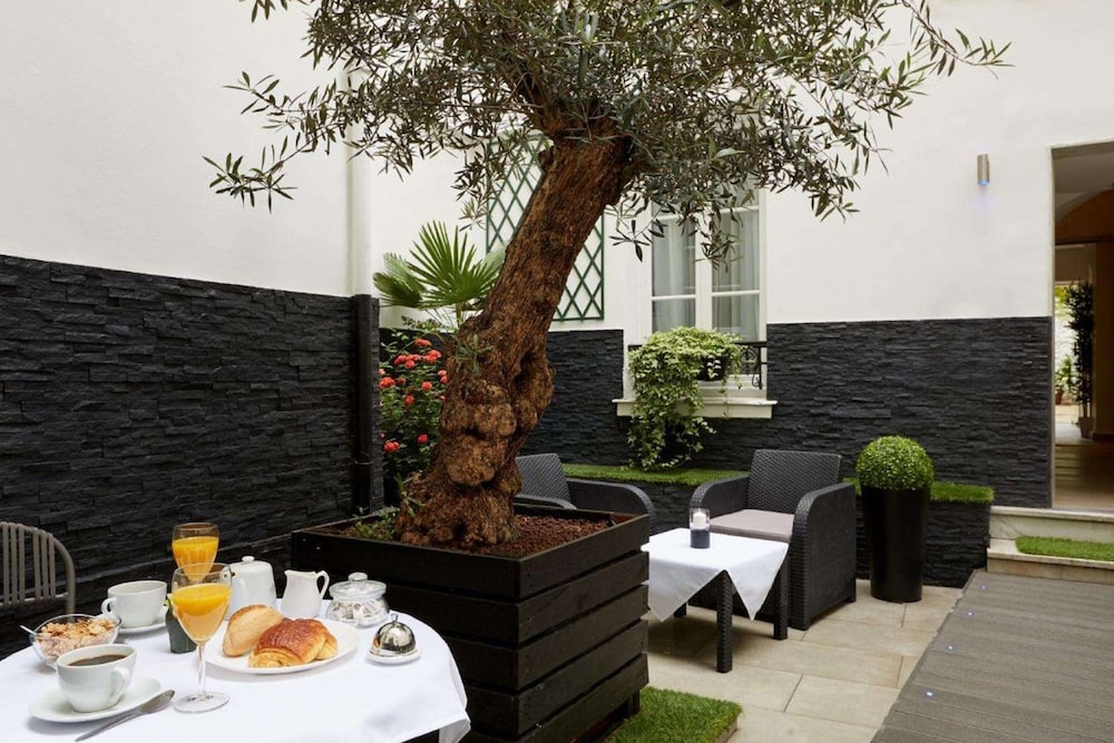Hotel Le Twelve 47/50