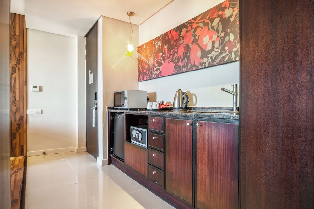 Colosseum Hotel 10/73