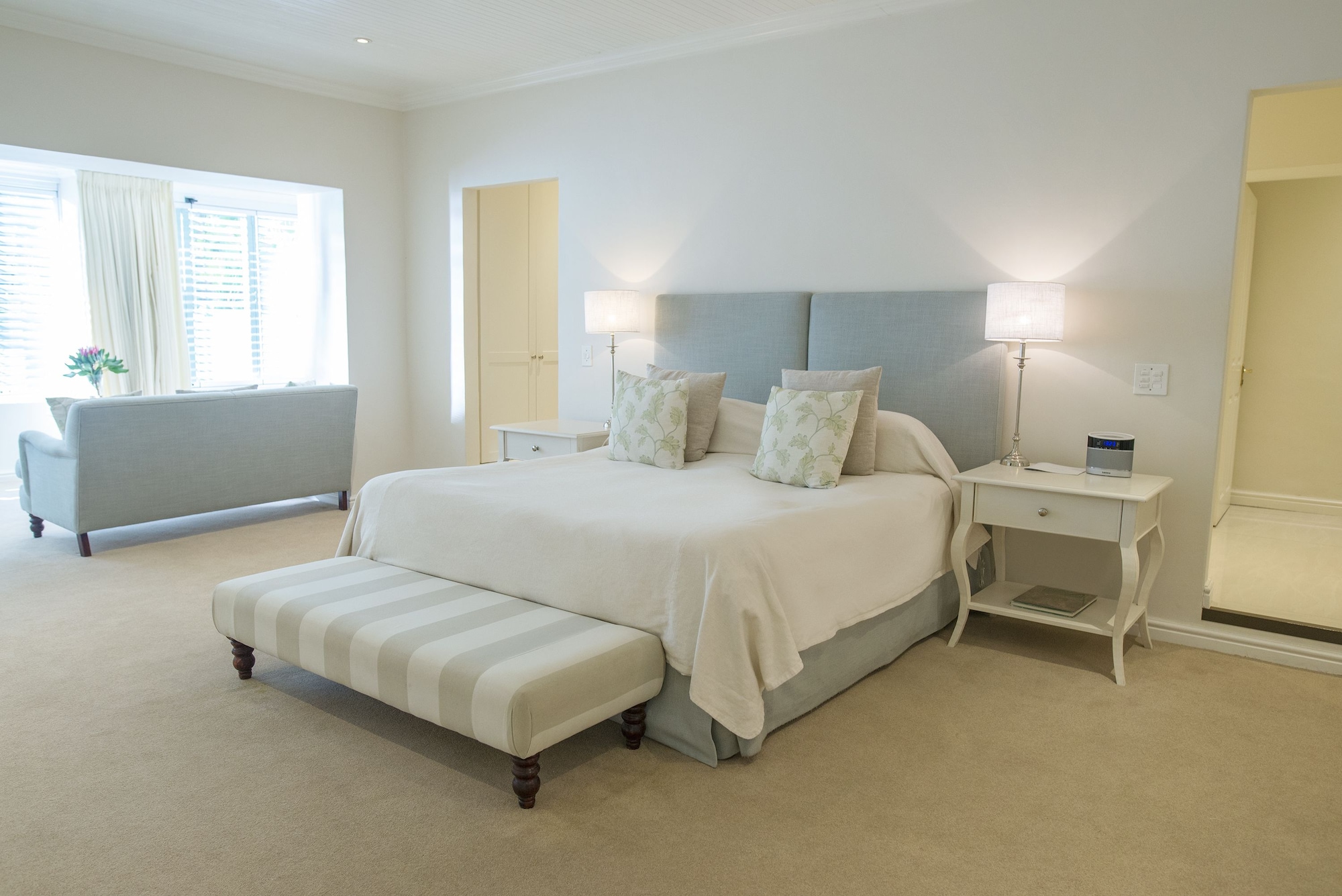 SUITE, KING BED, POOL SIDE