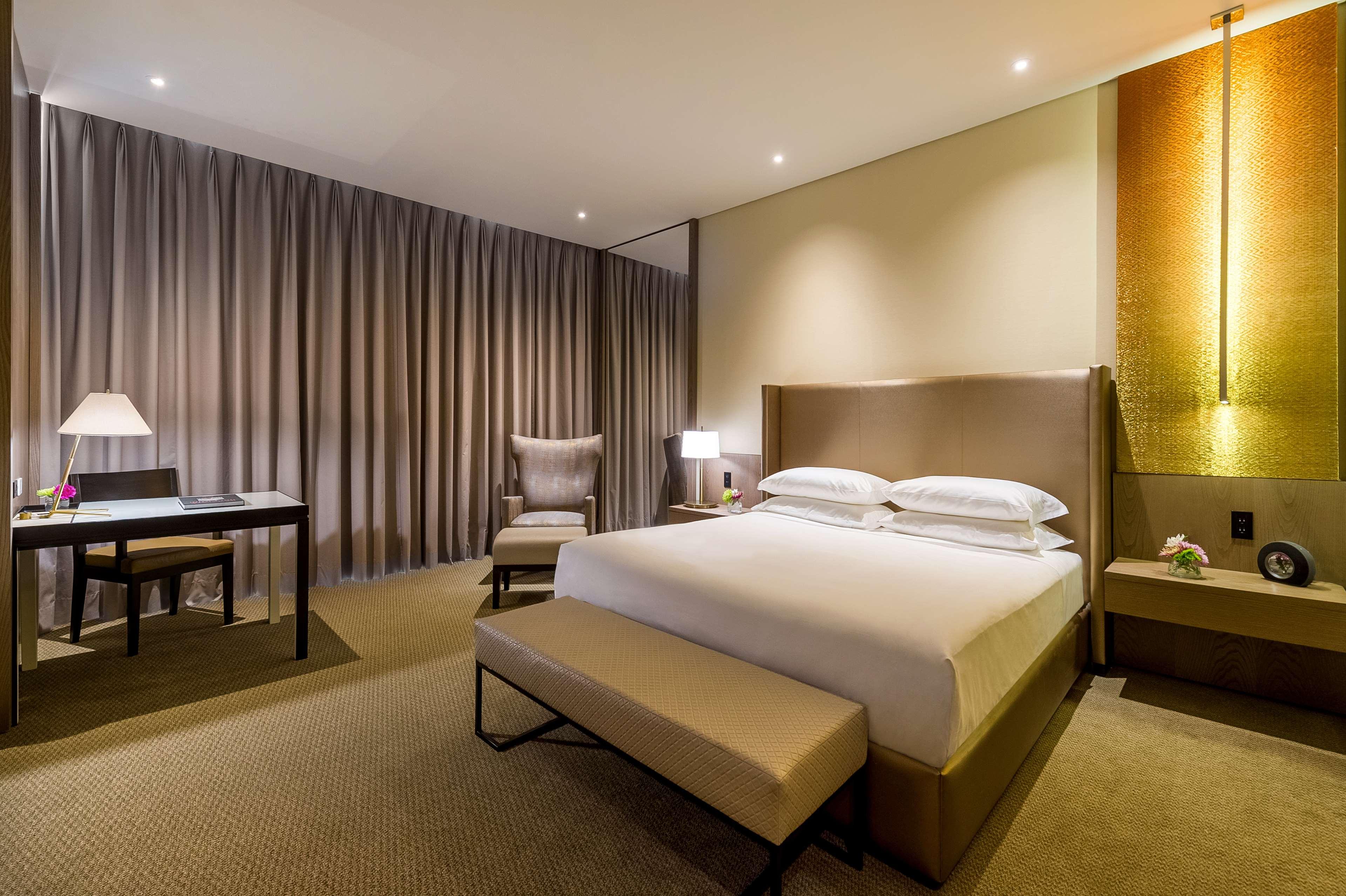 Suite, King Bed, Andes View, Corner
