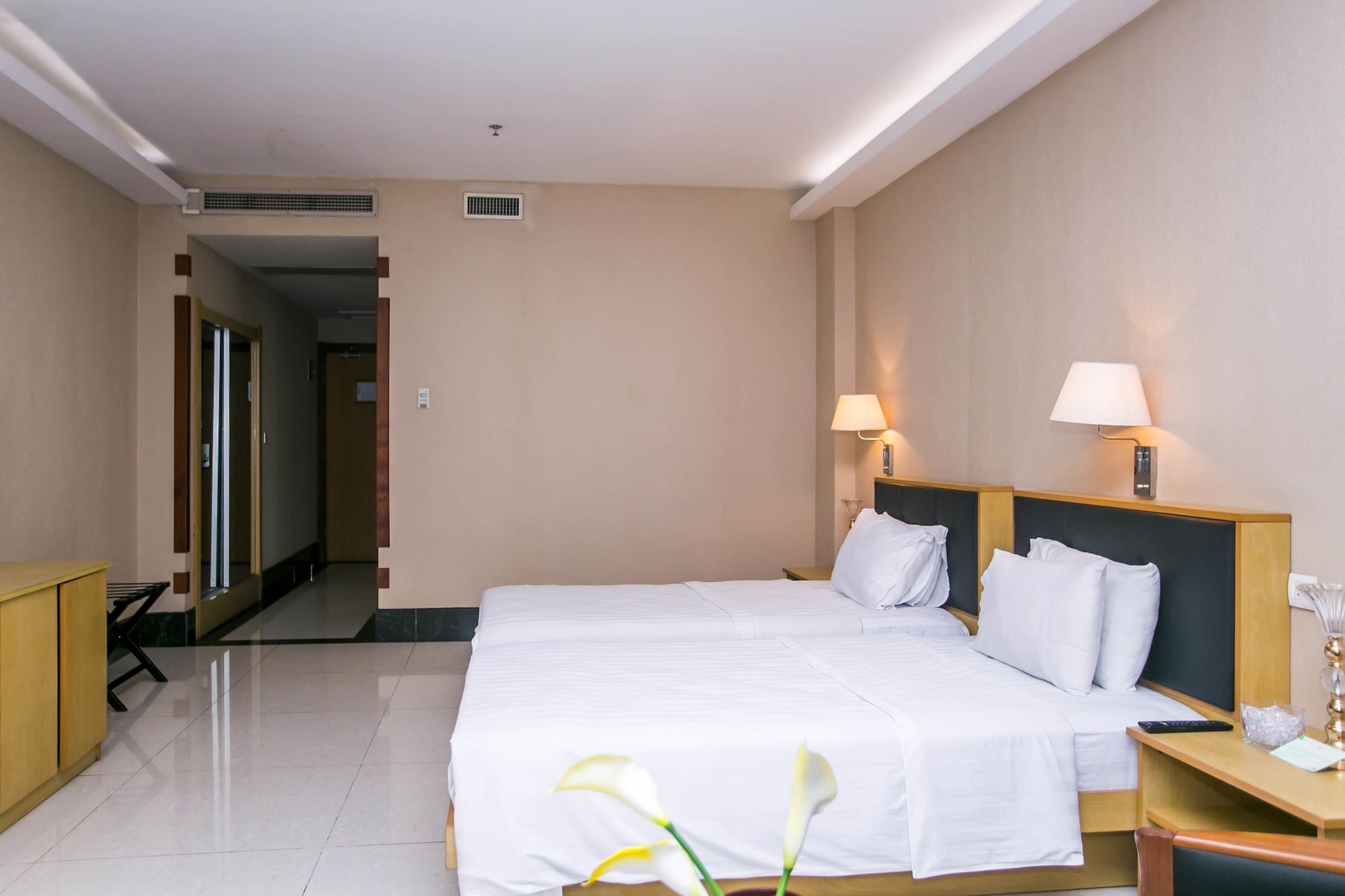 CLASSIC, TWIN BEDS, CITY VIEW