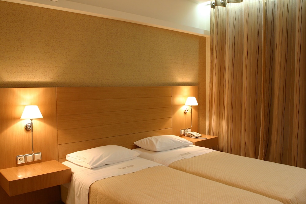 Deves Hotel 13/36