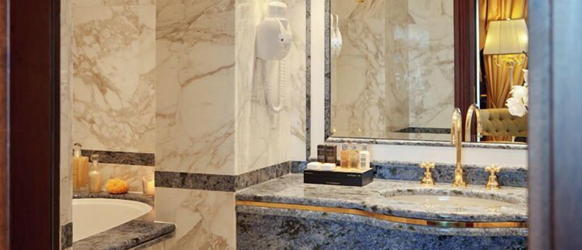 جناح رئاسي بإطلالة على البحيرة بشرفة بجاكوزي، Grand Hotel Bristol 3/3
