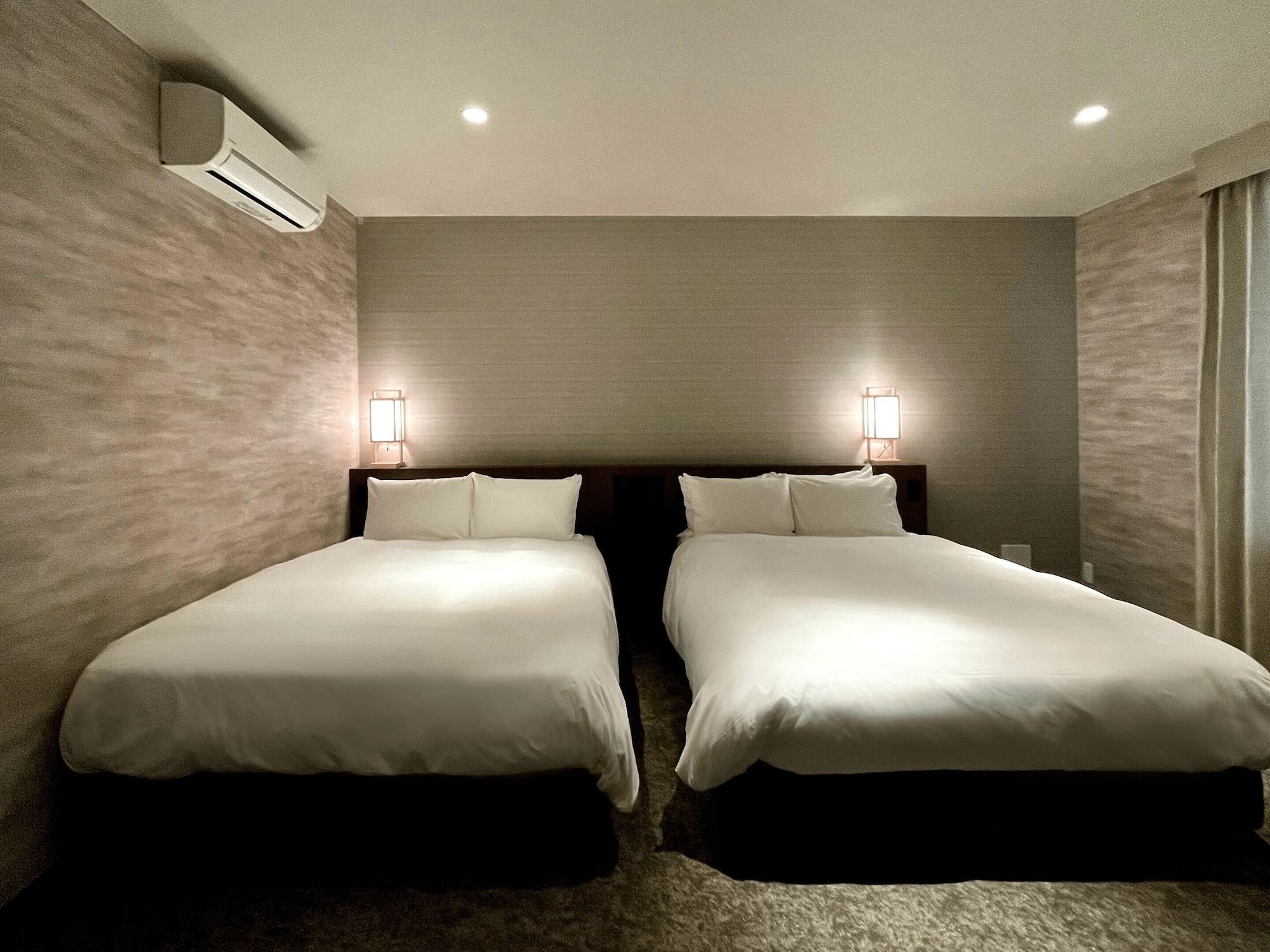 ROOM, TWIN BEDS