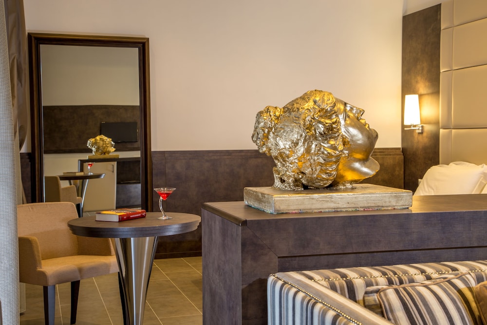 Hearth Hotel 76/92