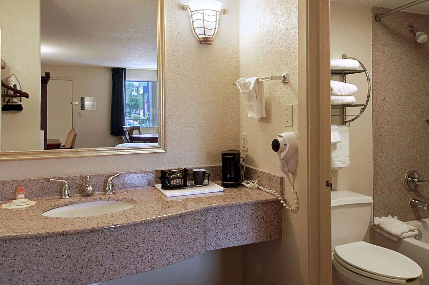 Days Inn By Wyndham Memphis At Graceland 10/10