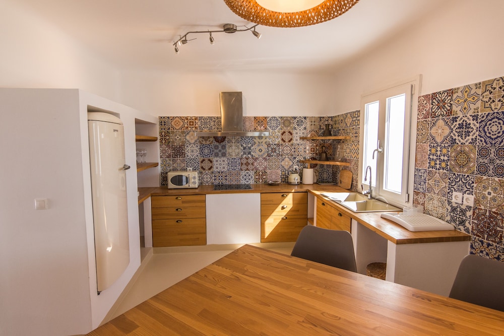 SALT SUITES & EXECUTIVE ROOMS 43/56