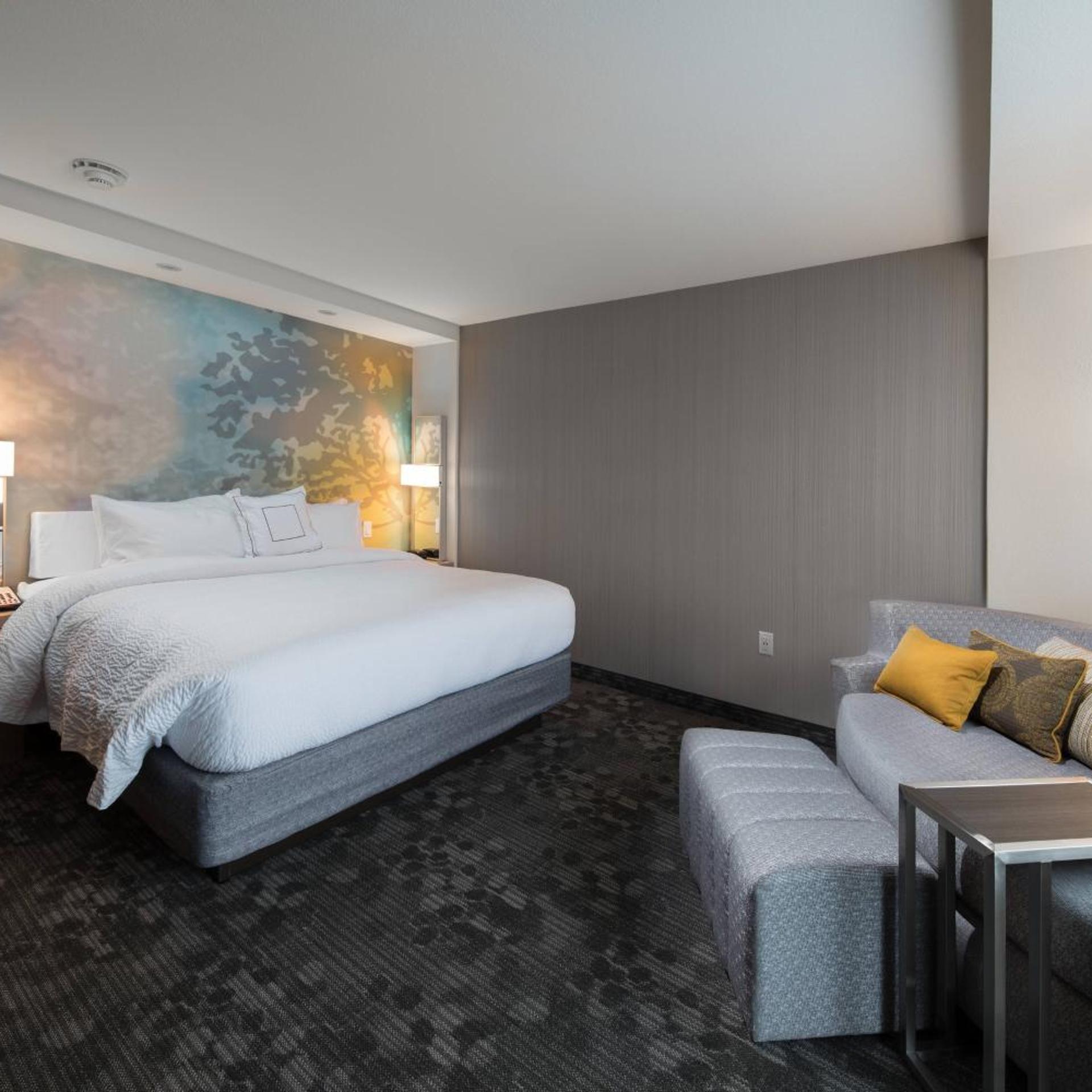 غرفة بسرير كينج بحوض استحمام لذوي الإعاقة، Hotel Courtyard By Marriott Russellville 2/4