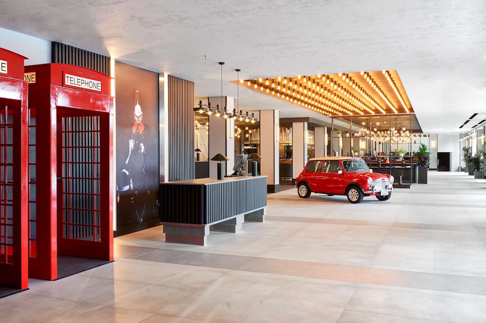 Radisson Red London Heathrow 4/64