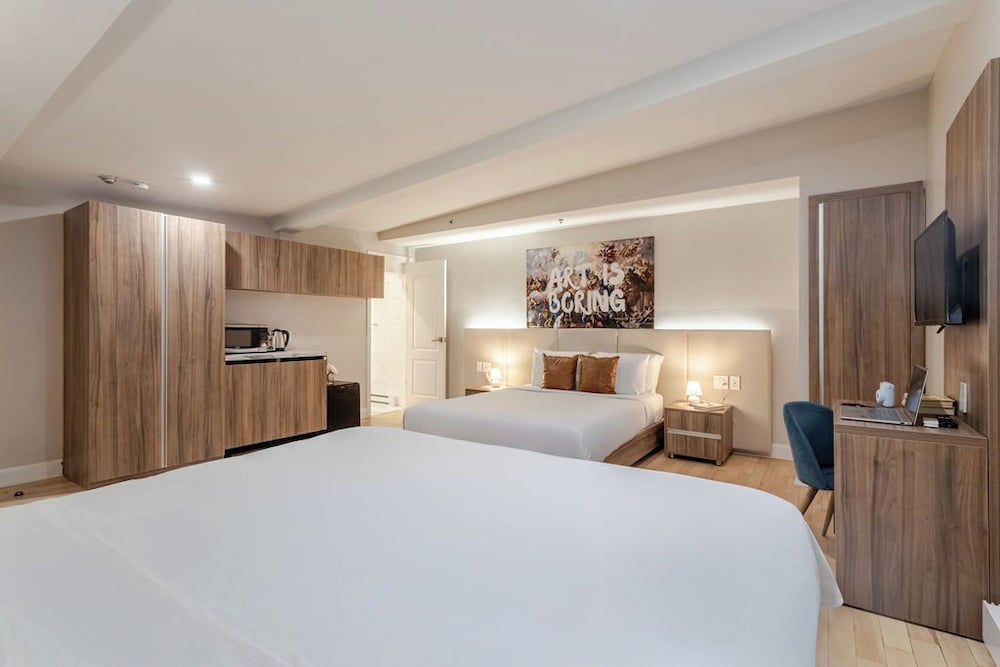 DELUXE, 2 QUEEN BEDS