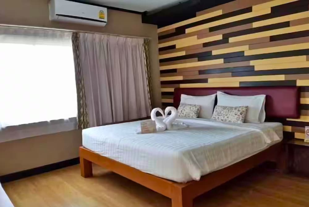 DELUXE, DOUBLE BED