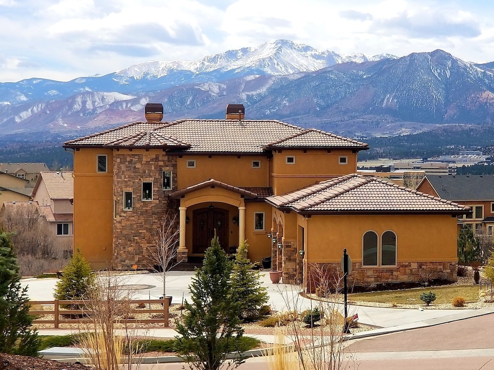 Chateau du Pikes Peak, a Tuscany Retreat 1/43