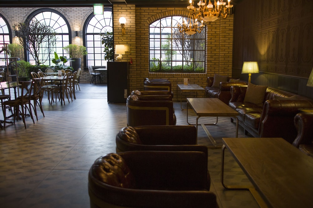 9 BRICK HOTEL 60/71