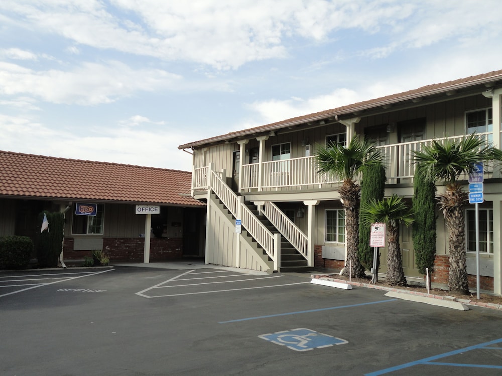 Escondido Inn 3/42